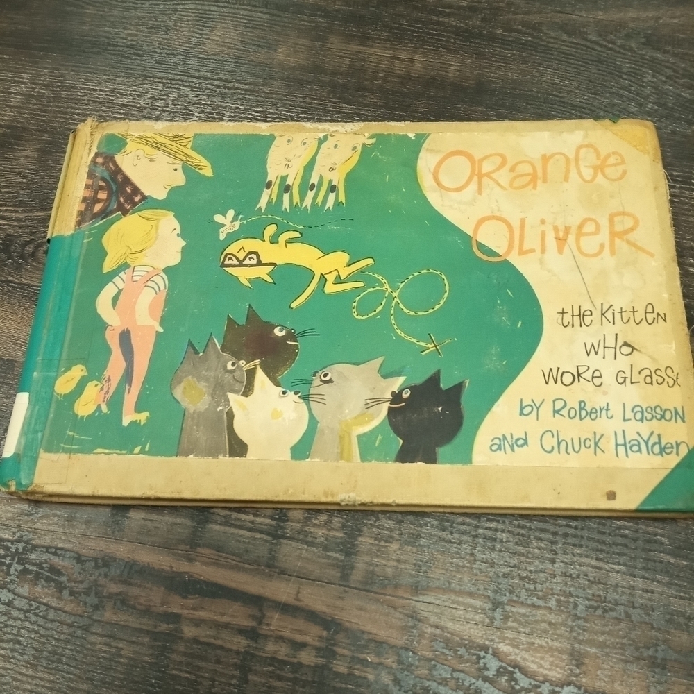Orange Oliver: The Kitten who Wore Glasses by Robert Lasson